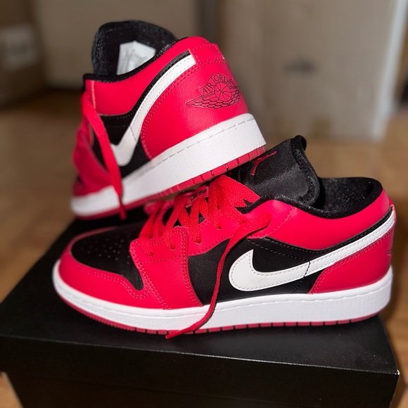 GS JORDAN 1 LOW 
BLACK/WHITE-VERY BERRY - Picture 1 of 3